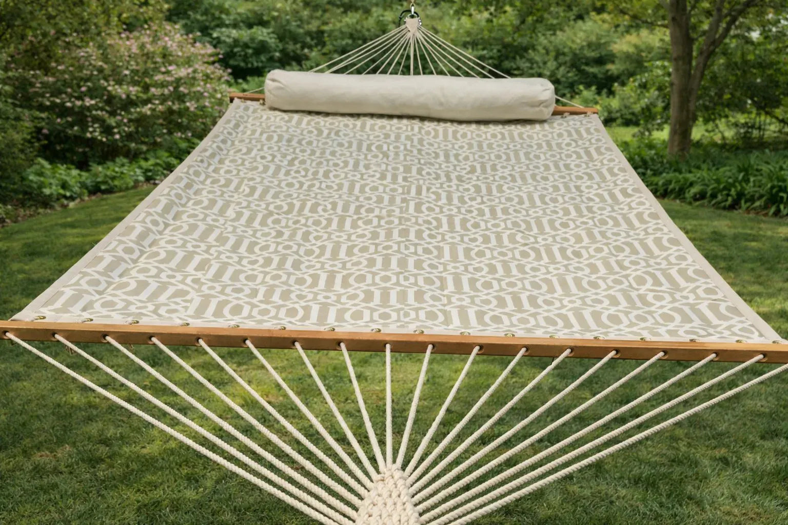 Deluxe Quilted Hammock with 3-Beam Stand Hammock Universe Canada