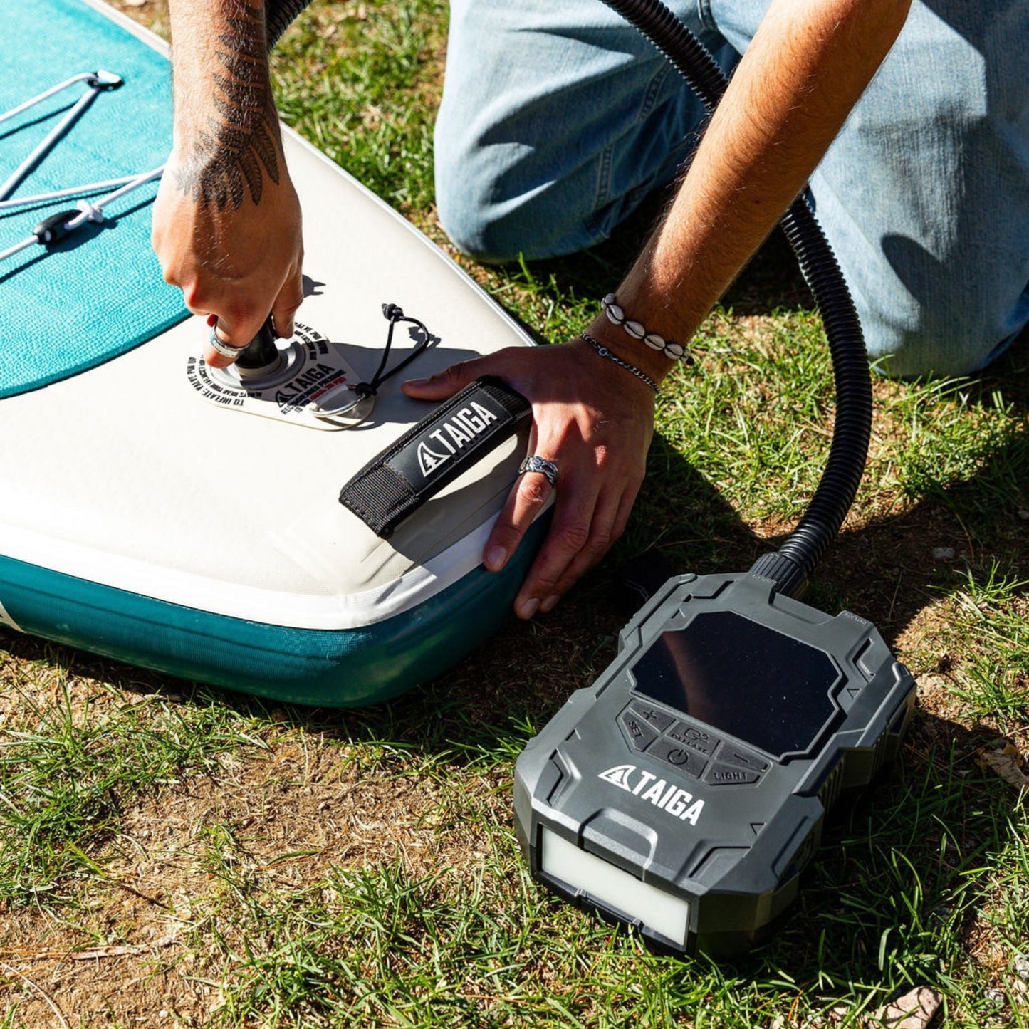 PREMIUM BATTERY ELECTRIC PUMP FOR INFLATABLE PADDLE BOARD – 22 PSI